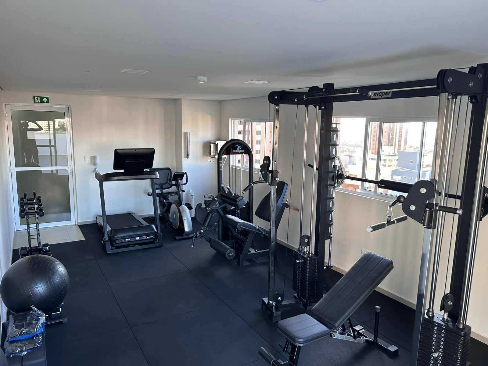 Academia completa em casa com equipamentos Shaper instalados em ambiente residencial