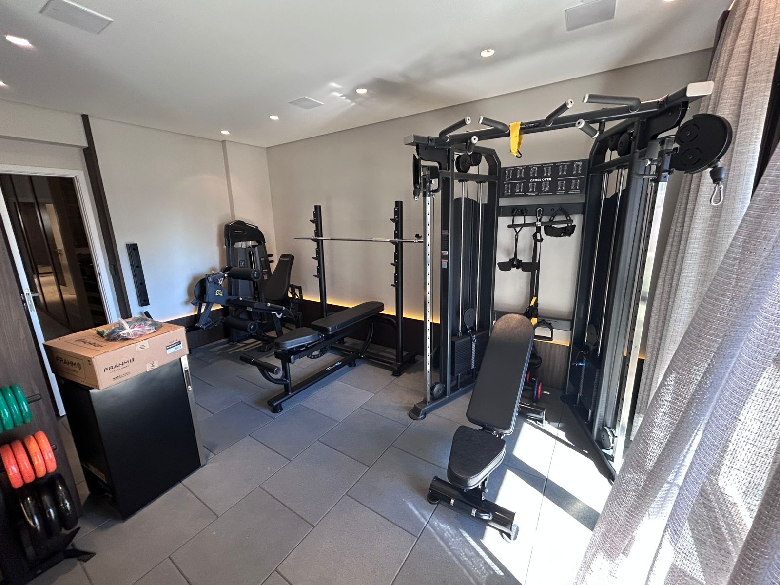Home gym residencial completo com equipamentos Shaper em ambiente amplo